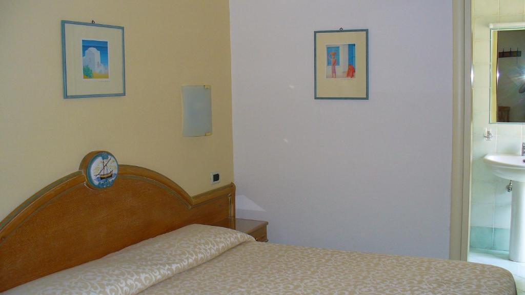 Hotel La Marticana Иския Стая снимка