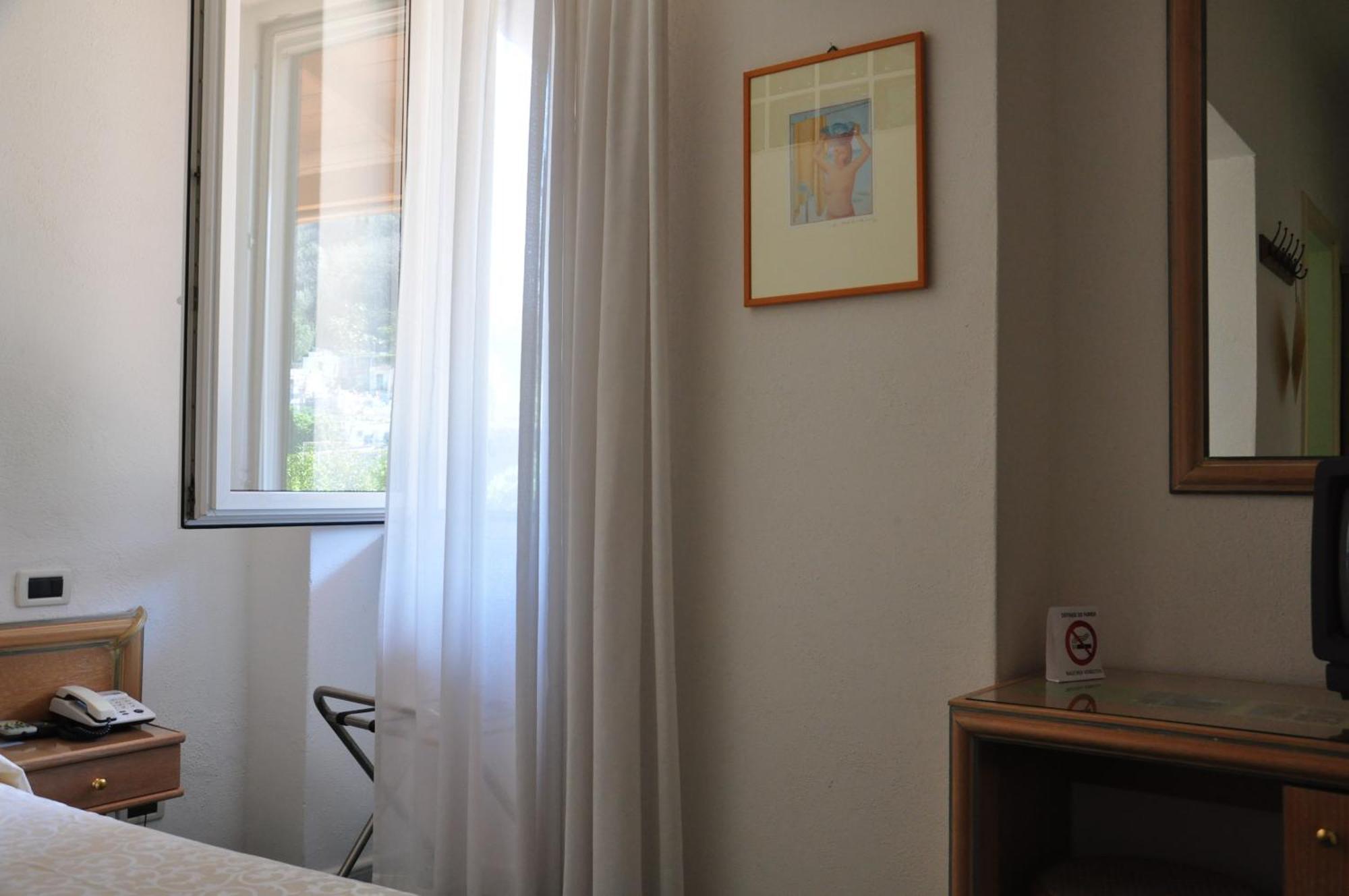 Hotel La Marticana Иския Стая снимка