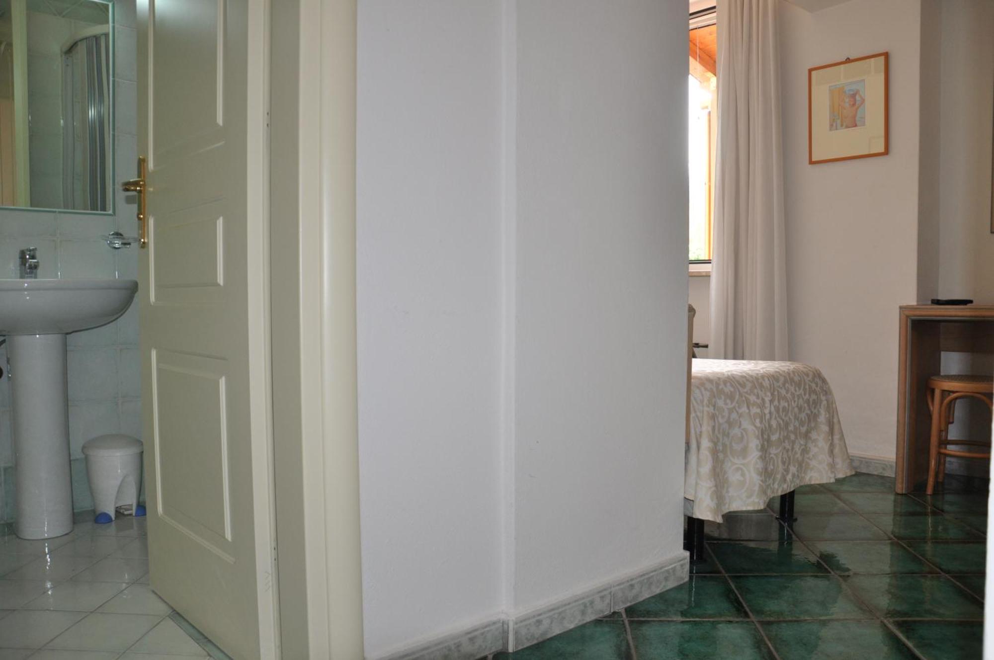 Hotel La Marticana Иския Стая снимка