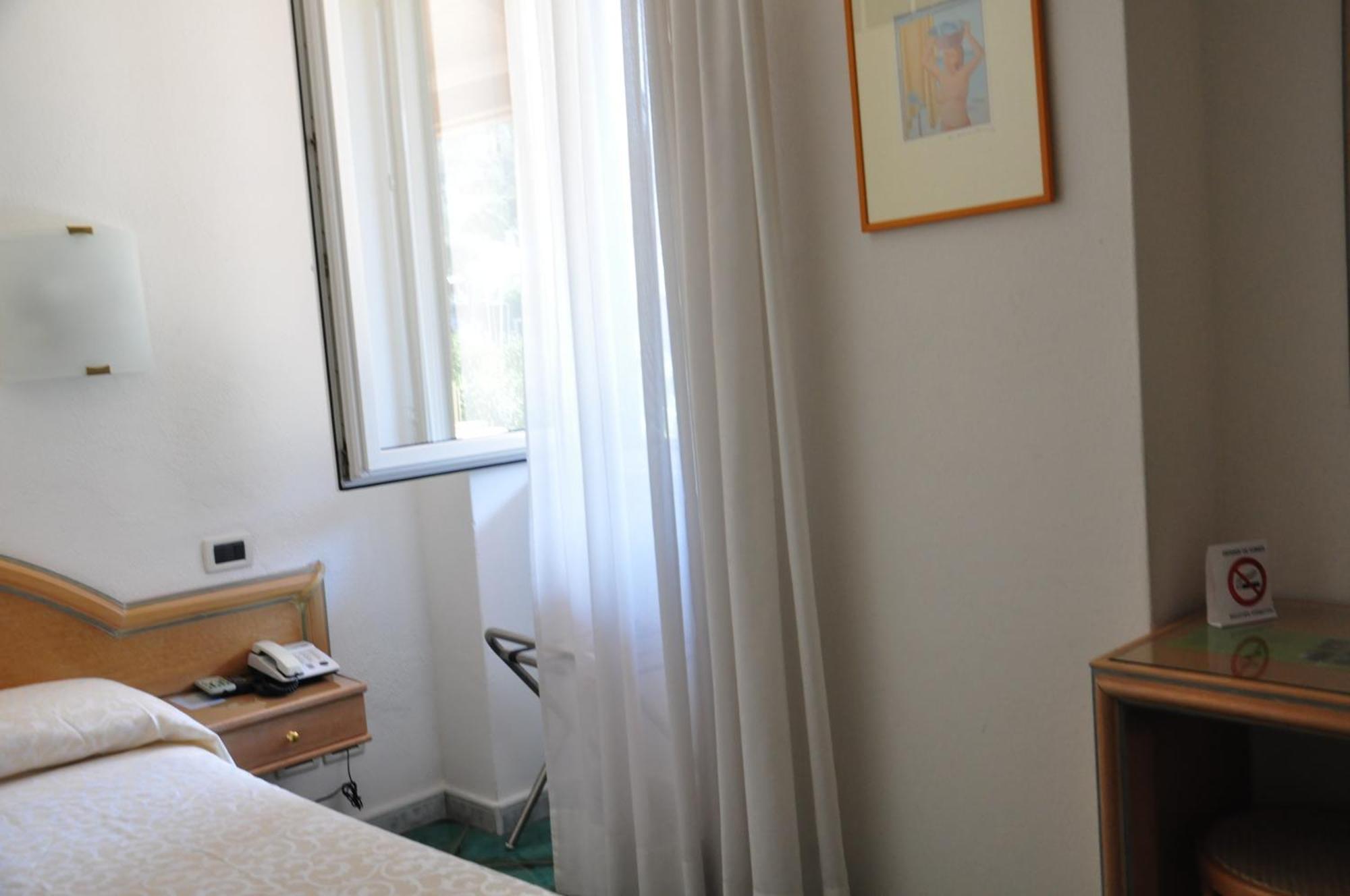 Hotel La Marticana Иския Стая снимка